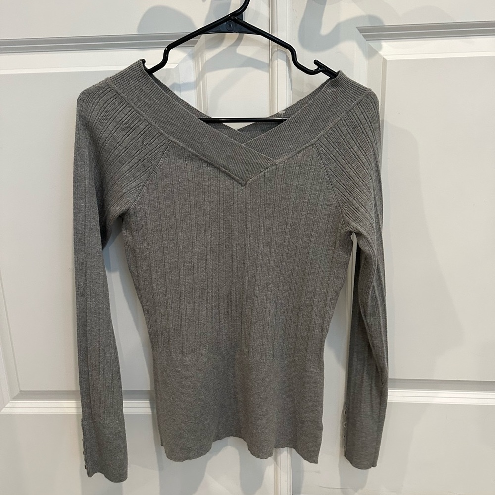 WHBM NWOT gray geometric ribbed v neck sweater size M